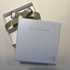 Van Cleef & Arpels Gift Box with green Ribbon
